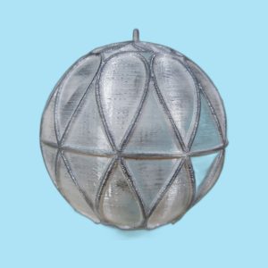 Bola de Navidad con lazos en relieve decorada