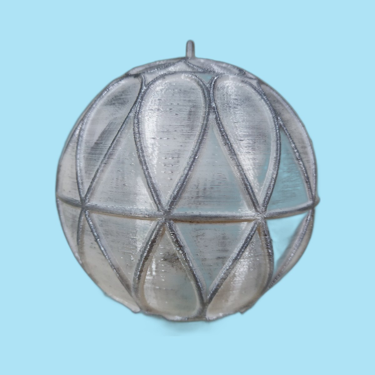 Bola de Navidad con lazos en relieve decorada