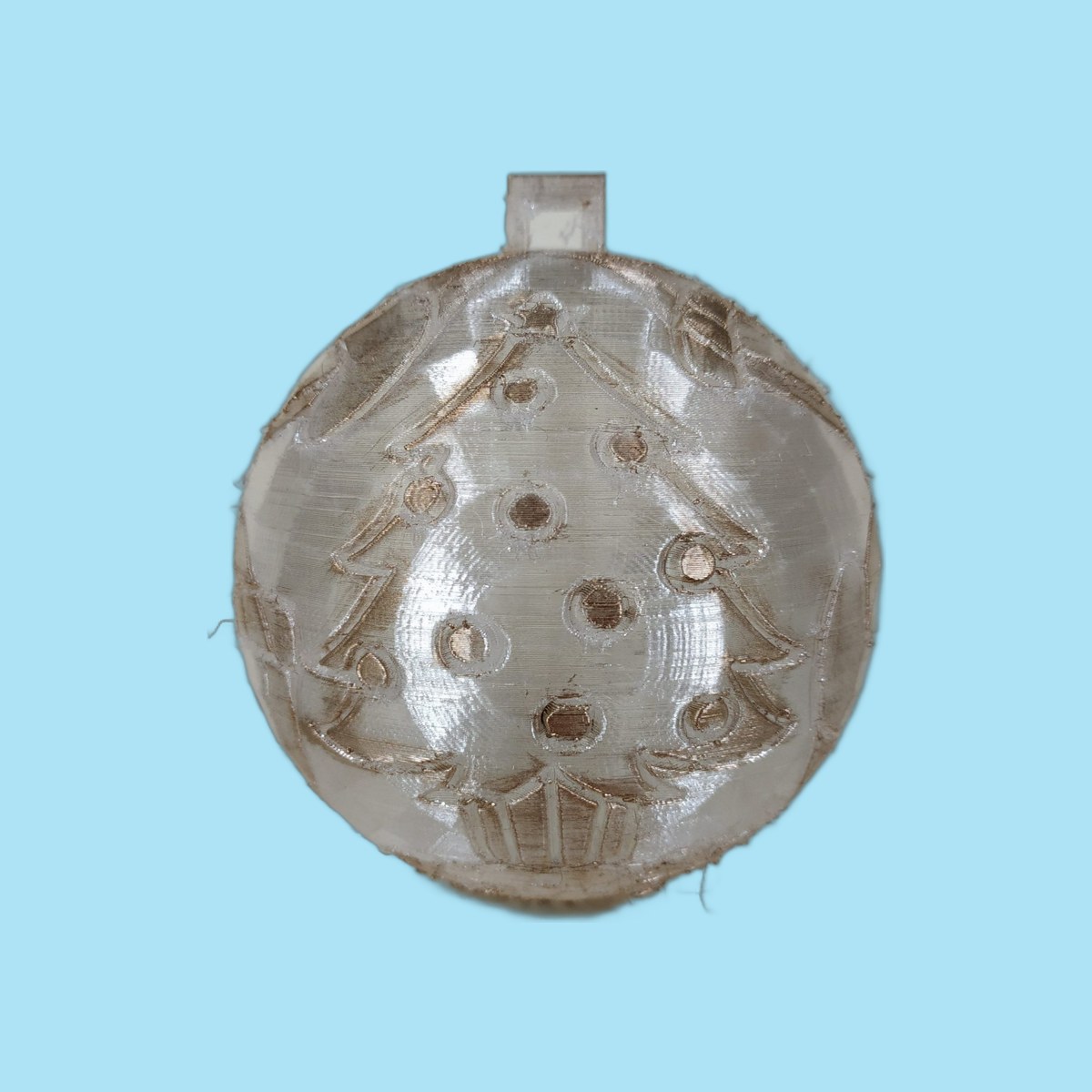 Bola de Navidad con árbol pintado decorada